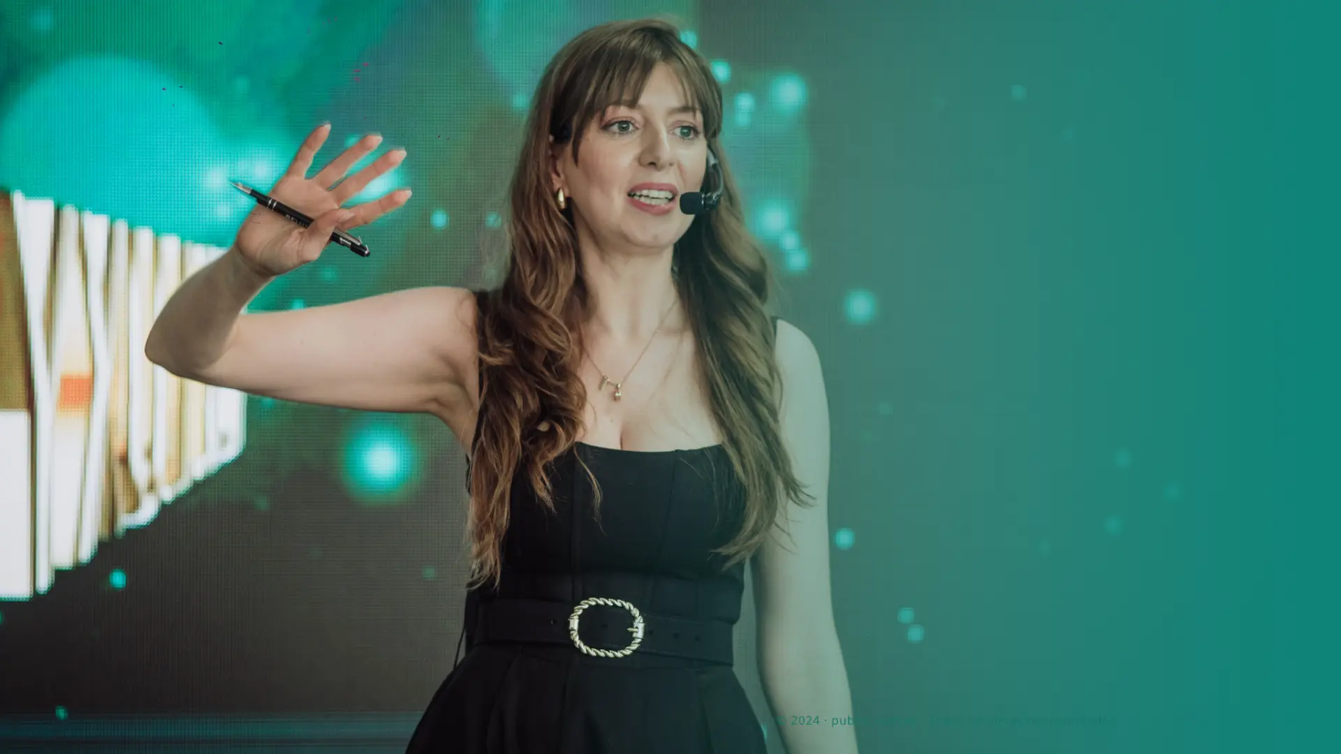 Rita Galmarini presentando en un escenario iluminado