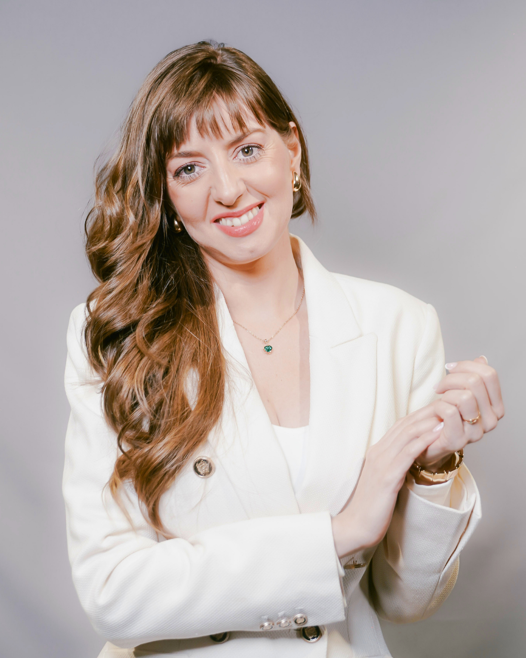 Retrato de Rita Galmarini en blazer blanco